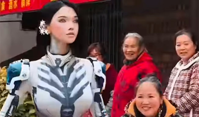 Tren 'Gadis Robot' di China, Bikin Orang Shock karena Tiba-tiba Tertawa Ngakak!